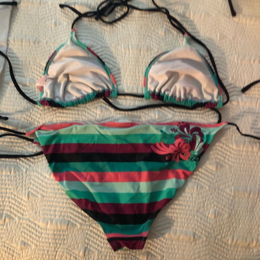 Two piece string bikini. - Picture 3 of 4